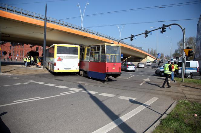 Groźny wypadek na Jagiellońskiej! Autobus zderzył się z tramwajem. Są poszkodowani!