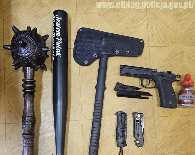 Przystawił kobiecie nóż do gardła, ale zdołała uciec. Nie bacząc na dzieci, ostrzelał jej mieszkanie! Szok w Elblągu