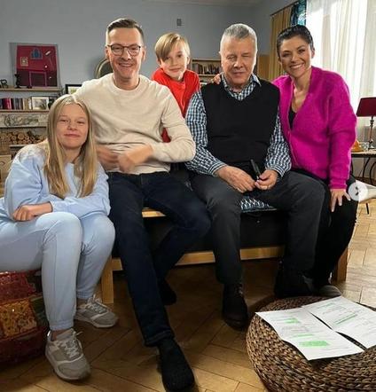 M jak miłość. Piotrek (Marcin Mroczek), Kinga (Katarzyna Cichopek), Lenka (Olga Cybińska), Misiek (Olek Bożyk), Marszałek (Emilian Kamiński)