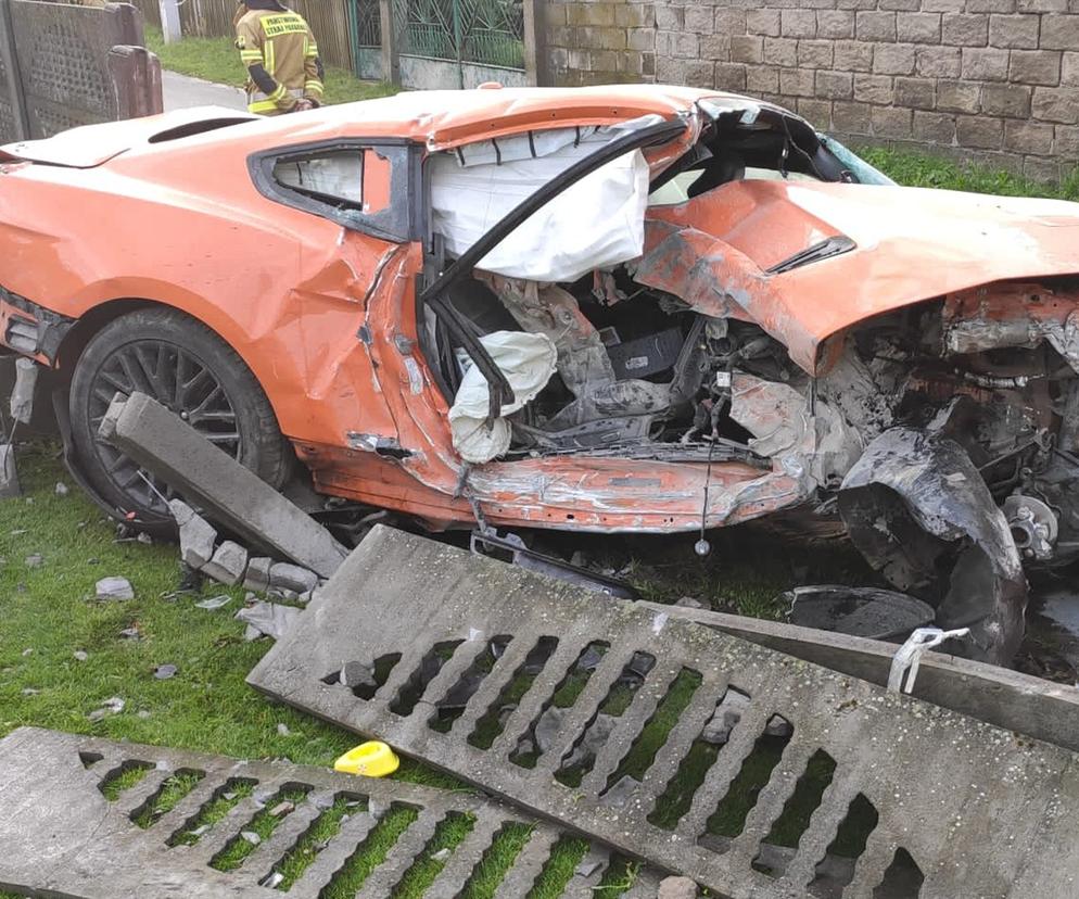 Wypadek Mustanga w Dobrowie