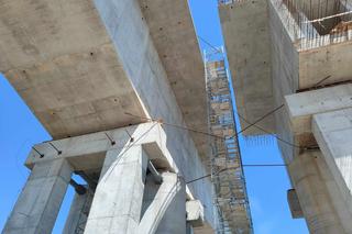 Zaawansowanie prac na obwodnicy Łomży wynosi około 61 procent. Zobacz zdjęcia z budowy mostu na Narwi