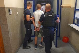 Dantejskie sceny w Łebie.  Mężczyzna pomalował sprayem radiowóz i groził policjantom 