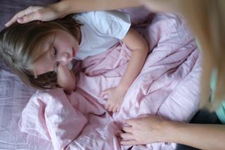 Ból brzucha i gorączka u dziecka jednocześnie. Co mogą oznaczać te objawy?