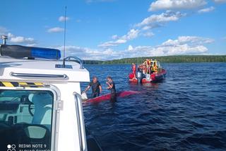 Akcja wodniaków z Bydgoszczy na rozlewisku w Pieczyskach. Żaglówka dryfowała do góry nogami