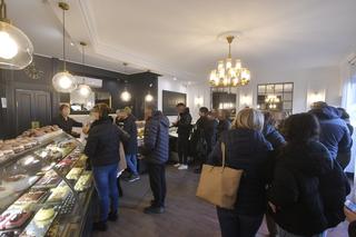 Tłusty Czwartek 2023. Warszawiacy stoją w gigantycznych kolejkach po swoje ulubione pączki!