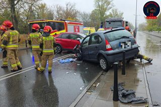 Czołowe zderzenie w Warszawie. Trzy osoby trafiły do szpitala