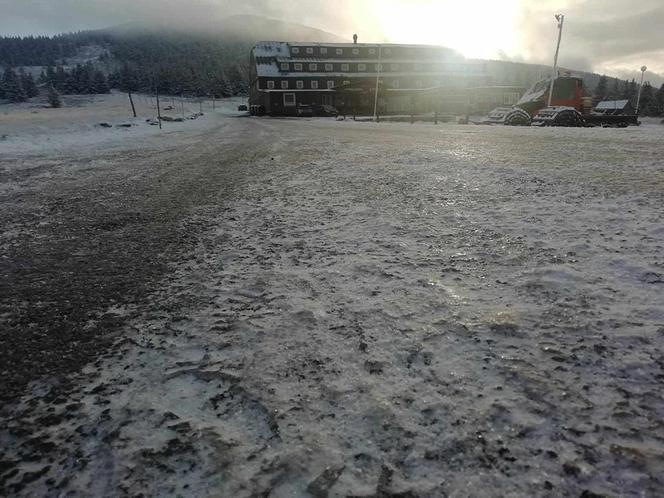 Śnieg i lód na górskich szlakach w Karkonoszach. Apelują o ostrożność