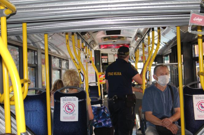 Straż Miejska sprawdza, czy są noszone maseczki. Municypalni z Leszna rozpoczęli kontrolę autobusów i sklepów