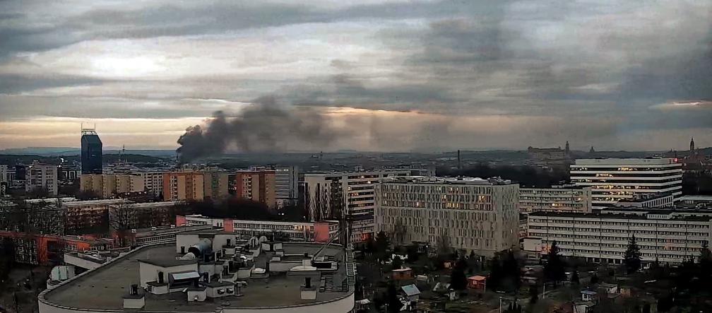 Potężny pożar w centrum Krakowa. Kłęby dymu nad Galerią Kazimierz i Zabłociem	