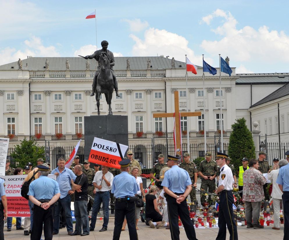 15. rocznica katastrofy smoleńskiej. Burzliwa historia krzyża sprzed Pałacu Prezydenckiego