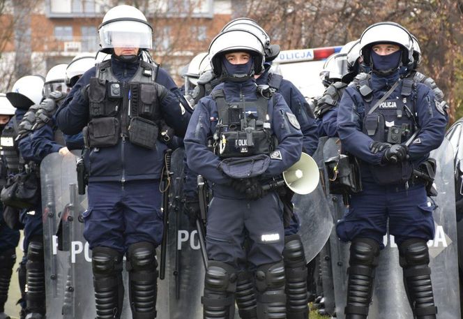 Policja na meczu w Jarosławiu. Kibice wbiegli na murawę 