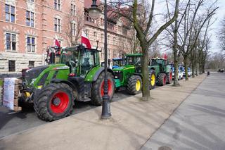 Setki rolników protestują w Szczecinie. Ciągniki wjechały na Wały Chrobrego 