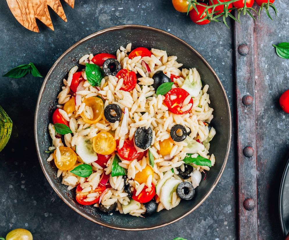 Słodko-słona sałatka, która po prostu gra. Przygotujesz ją w 15 minut