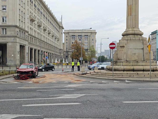 Pijany roztrzaskał się samochodem na pl. Konstytucji. To policjant stołecznej drogówki