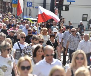 Marsz Milczenia dla Klaudii w Toruniu. „Niech nasza cisza przemówi głośniej niż słowa” [GALERIA]