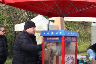 Oprócz znicza można było kupić kebaba. Tłumy przy cmentarzy na lubelskim Majdanku. Zobaczcie!