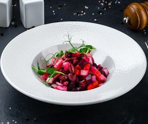 Prosty przepis na sałatkę, która zachwyci każdego. Buraki i granat to zimowy hit