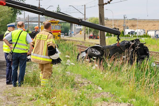 Dramat w Wielkopolsce. Samochód wjechał wprost pod pociąg