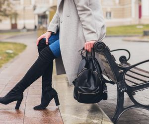 Najmodniejsze stylizacje z długimi kozakami w roli głównej