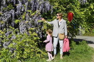 Joanna Moro wybrała się z córką na spacer. Te zdjęcia wyglądają uroczo!