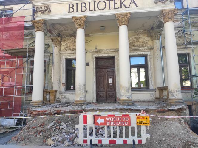 Remont frontu budynku Miejskiej Biblioteki Publicznej