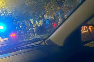 Dachowanie w centrum miasta. Na szczeście nikt nie ucierpiał 