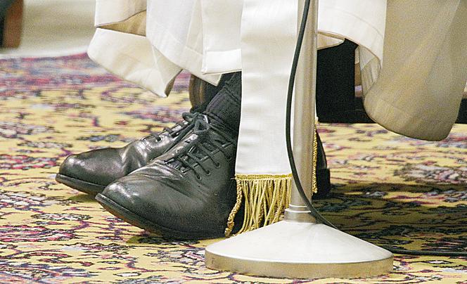 Papież chodzi w butach po zmarłym