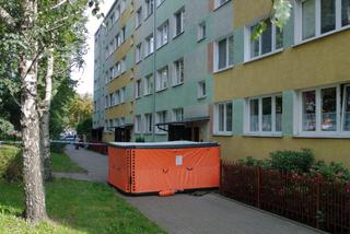 Inowrocław. Śmieci wypełniały mieszkanie po brzegi. Lokator zaatakował policjantów