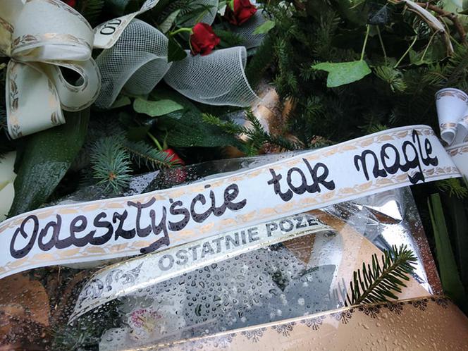 Tragedia w Salisbury. Zamordowane kobiety pochowane w Tarnowie. Grobu nie widać spod kwiatów
