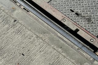 Metalowa belka przebiła tramwaj i nogę pasażera. Poszkodowany trafił do szpitala