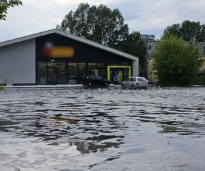 Nawałnica nad Gnieznem. Miasto zalały strumienie wody po ulewie i gradobiciu [ZDJĘCIA].