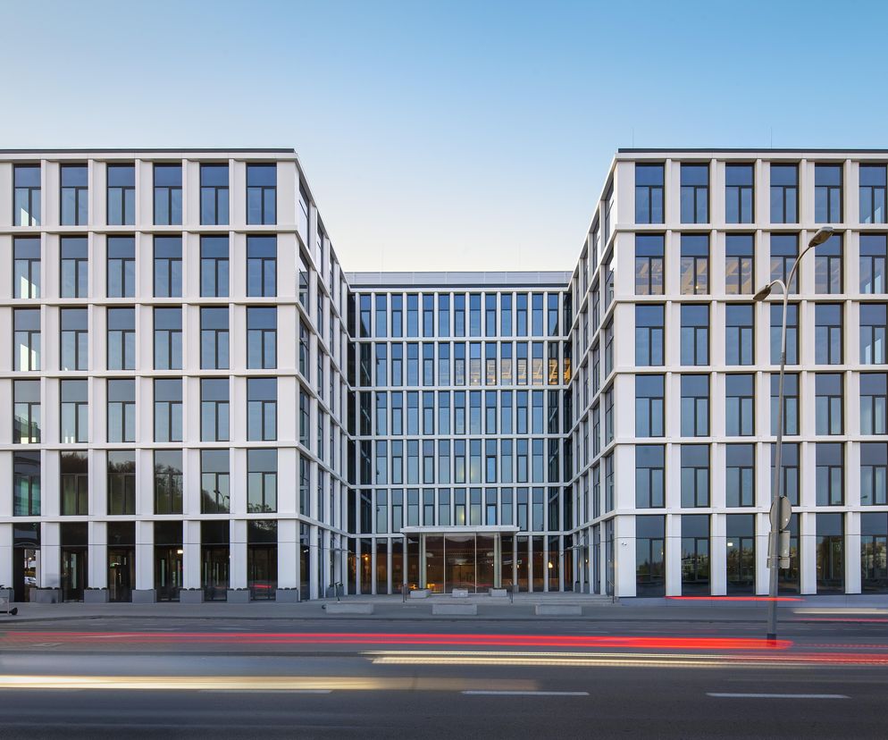 Biurowiec K2 w Gdyni, projektu Szymona Wojciechowskiego, Dżafara Bajraszewskiego i Piotra Steckiewicza, prezentuje modernistyczną architekturę z dynamiczną, białą elewacją i pionowymi panelami inspirowanymi stylem okrętowym. Więcej o tej realizacji na Architektura Murator Plus.