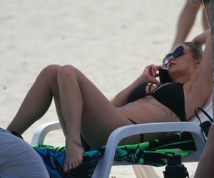 Marlena Muranowicz, wkrótce była żona Mroczka w bikini na plaży.