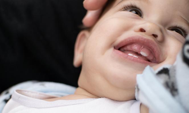 Czy z powodu ząbkowania dziecko powinno odwiedzać dentystę dziecięcego? 