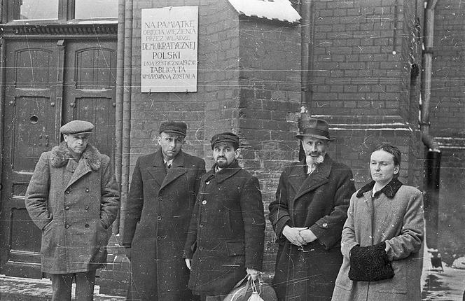 Ułaskawieni przez Bolesława Bieruta 6 lutego 1947, członkowie Zrzeszenia Wolność i Niezawisłość (WiN) przed bramą więzienia