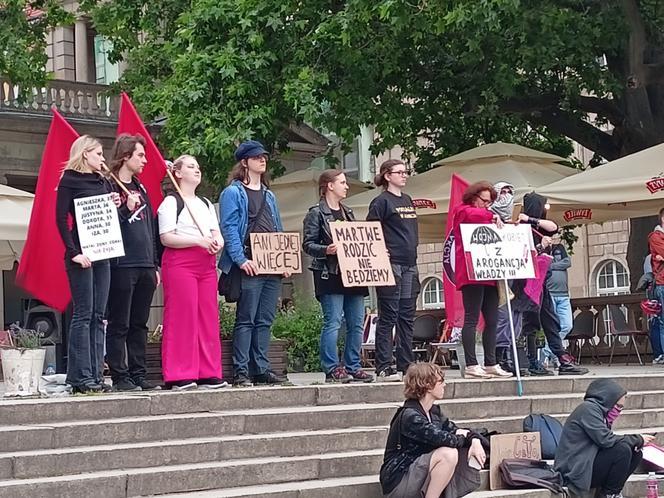 Protesty "Ani Jednej Więcej!" w całej Polsce. Kobiety wyszły na ulice po śmierci Doroty