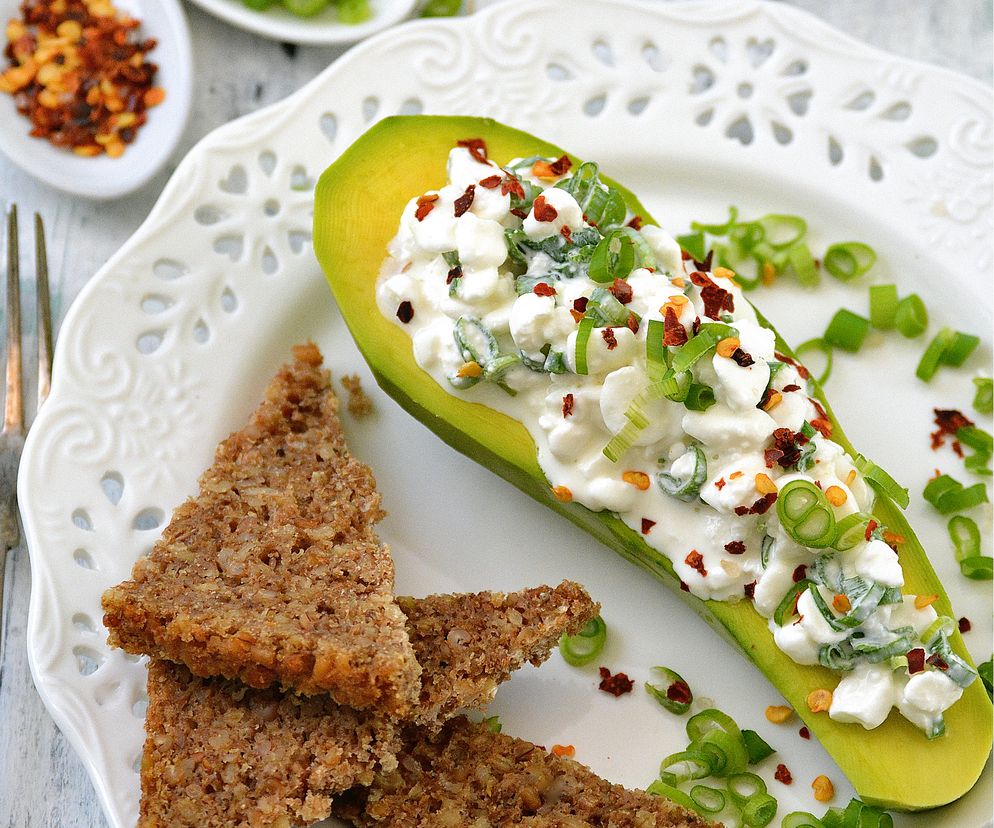 Awokado z serkiem wiejskim - przepis diety strukturalnej dr Marka Bardadyna