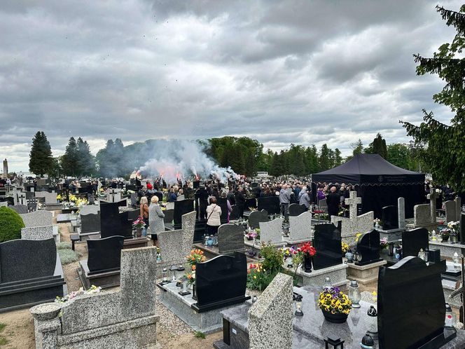 Morderstwo w Mławie. Grób 16-letniej Mai utonął w białych kwiatach