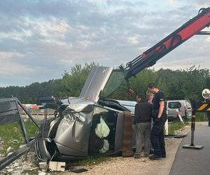 Nastolatek ukradł auto i je rozbił. Uciekł, zanim świadkowie dobiegli do leżącego na boku audi