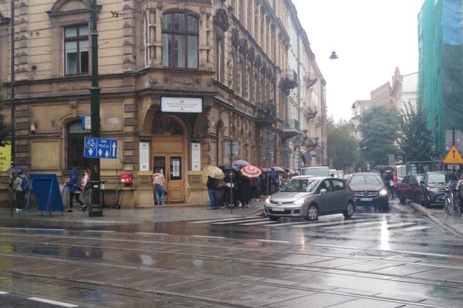Kolejki przed Punktem Sprzedaży Biletów MPK w Krakowie