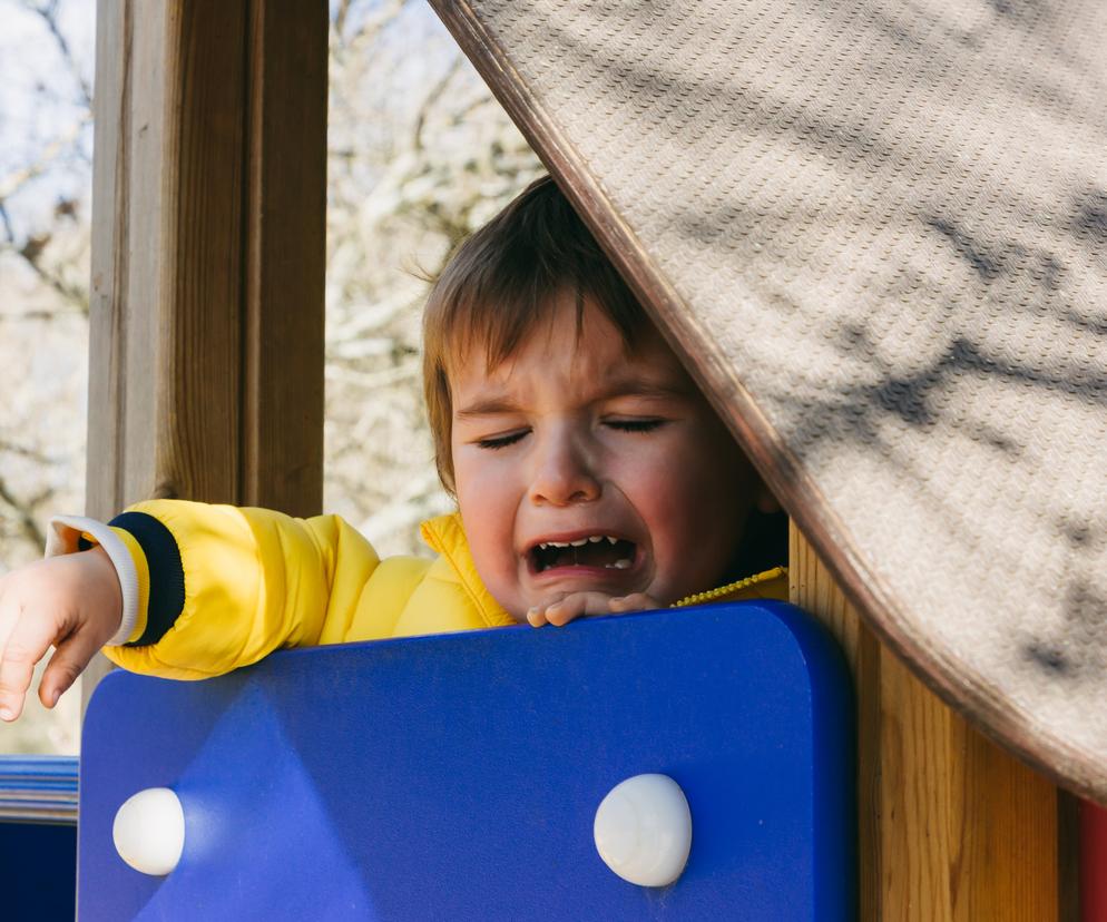 Płaczące dziecko na placu zabaw