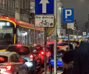 Totalny paraliż Warszawy. Gigantyczne opóźnienia autobusów i tramwajów, kierowcy w korkach