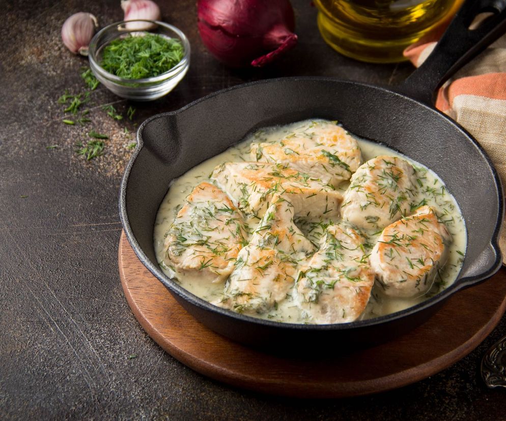 Pierś z kurczaka w sosie koperkowym. Z tym przepisem wyjdzie idealnie soczysta