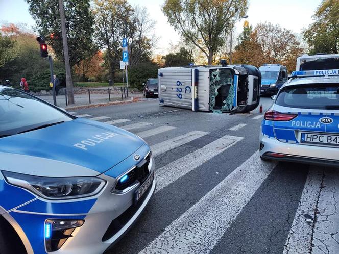 Zderzenie radiowozu policji z osobówką w centrum Bydgoszczy