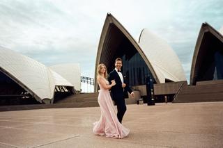 W rolach głównych wystąpili Sydney Sweeney (“Euforia”, “Biały lotos”) i Glen Powell (“Top Gun: Maverick”).