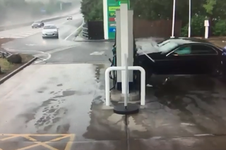 Mercedes przegrał z deszczem. Aquaplanning skończył się fatalnie - WIDEO