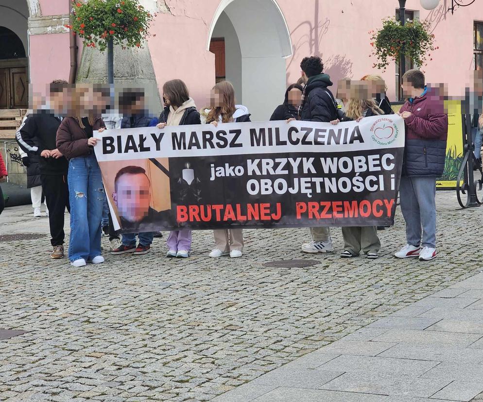 Przeszli przez miasto w milczeniu dla Remka