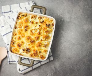 Aksamitne ziemniaki zapiekane w beszamelu - przepis na bezmięsne danie za grosze!