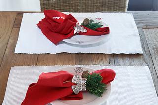 Dekoracja stołu na Boże Narodzenie w kolorze czerwonym