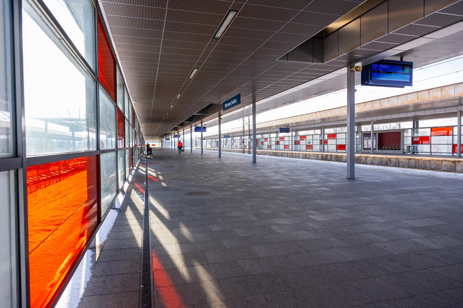 Warszawa Stadion PKP - zdjęcia stacji w kształcie łupiny orzecha